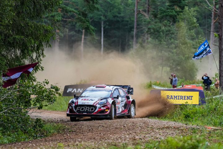 Iemūžināts Latvijas pilota Mārtiņa Seska vēsturiskais triumfa brīdis pēc uzvaras divos no WRC ātrumposmiem