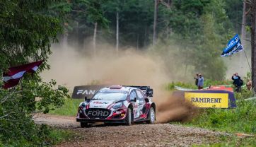 Attēls rakstam: Iemūžināts Latvijas pilota Mārtiņa Seska vēsturiskais triumfa brīdis pēc uzvaras divos no WRC ātrumposmiem