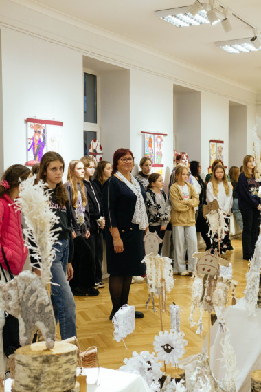 FOTO: Atklāta Ogres Mūzikas un mākslas skolas audzēkņu darbu izstāde &quot;Piens&quot;