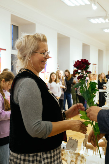 FOTO: Atklāta Ogres Mūzikas un mākslas skolas audzēkņu darbu izstāde &quot;Piens&quot;