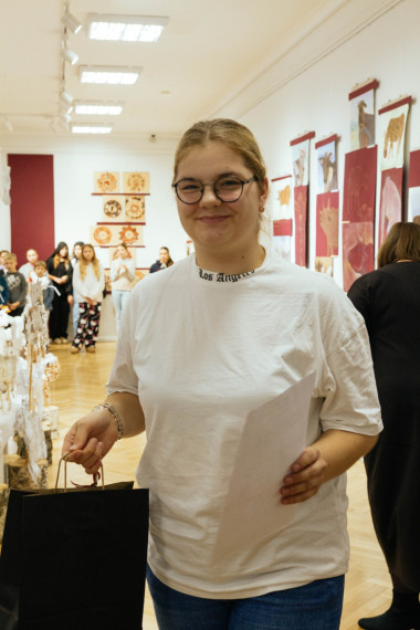 FOTO: Atklāta Ogres Mūzikas un mākslas skolas audzēkņu darbu izstāde &quot;Piens&quot;