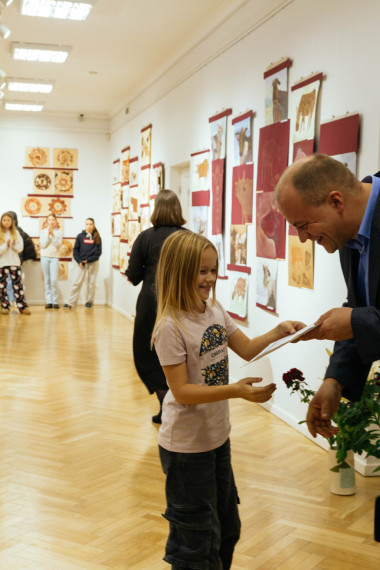 FOTO: Atklāta Ogres Mūzikas un mākslas skolas audzēkņu darbu izstāde &quot;Piens&quot;