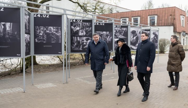 Ogres pilsētas centrā atklātas Ukrainai veltītas fotoizstādes